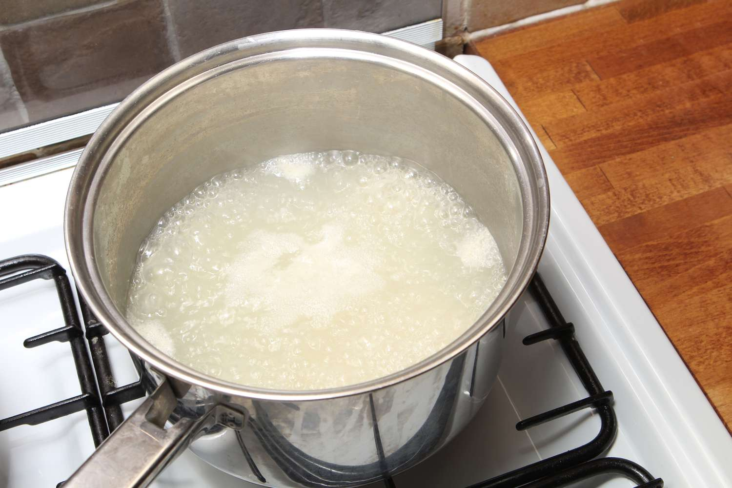 Đun sôi là cách làm nước vo gạo đơn giản mà bất kỳ ai nấu cơm hằng ngày cũng có thể thực hiện