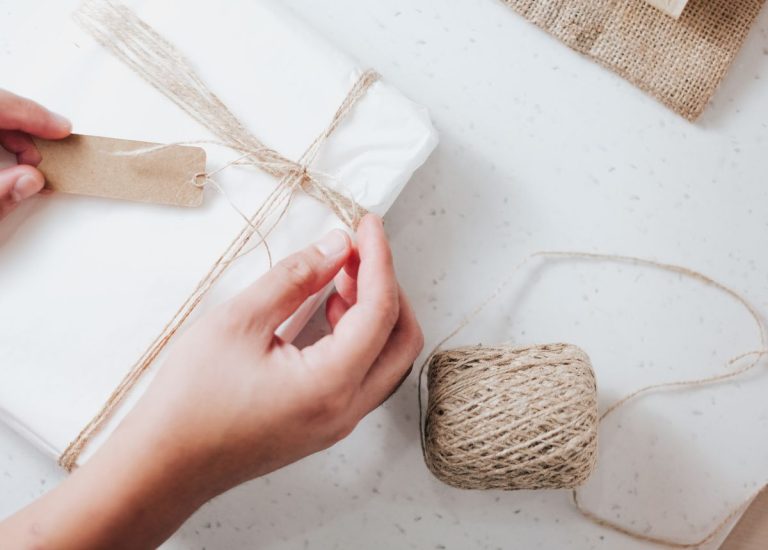 Gợi ý món quà chia tay đồng nghiệp nữ, nam đáng nhớ, ý nghĩa nhất