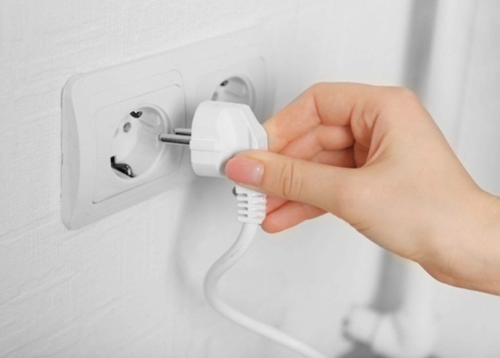 Khi sử dụng tivi xong không rút nguồn điện có thể làm cho linh kiện bị hỏng 