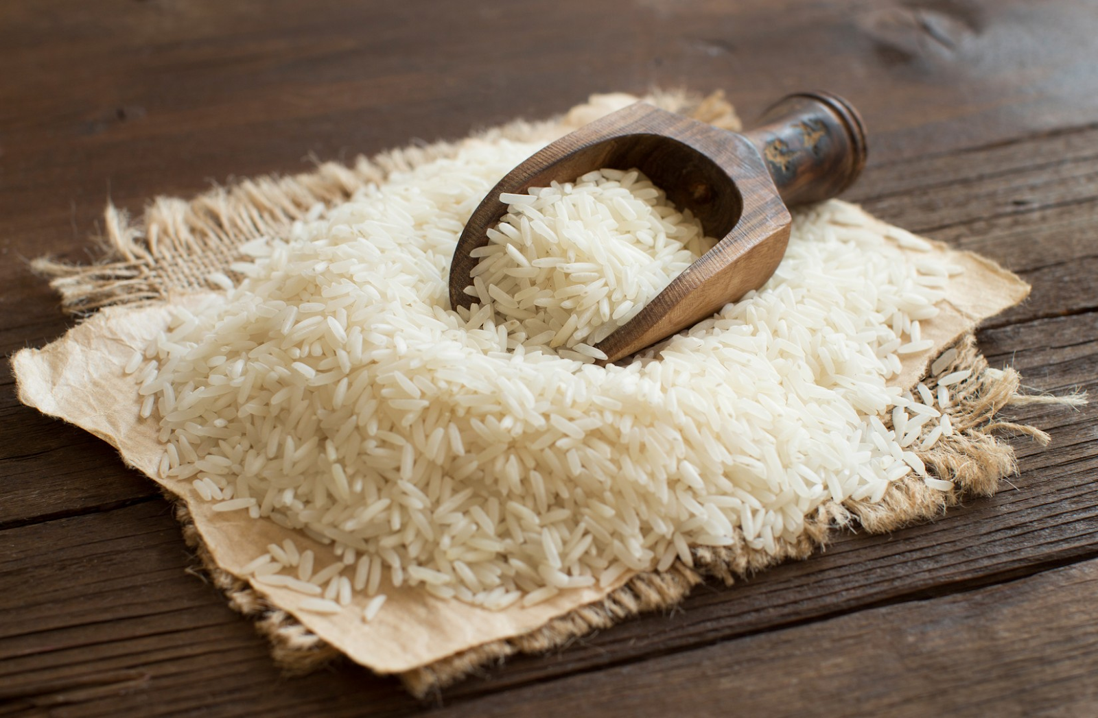 Chọn mua gạo ở cửa hàng uy tín để đảm bảo vệ sinh và tránh nhiễm tạp chất gây hại cho da 