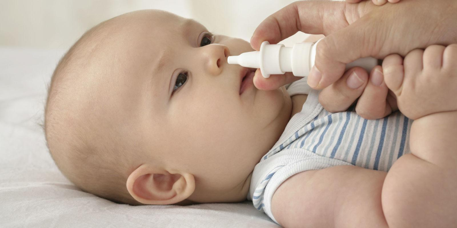 Vệ sinh tai mũi họng của trẻ bằng nước muối sinh lý 