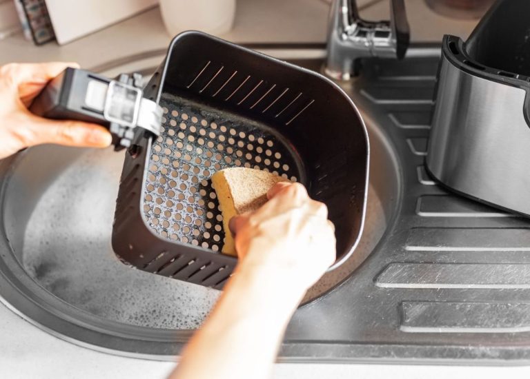 7 Cách vệ sinh nồi chiên không dầu đơn giản, hiệu quả  