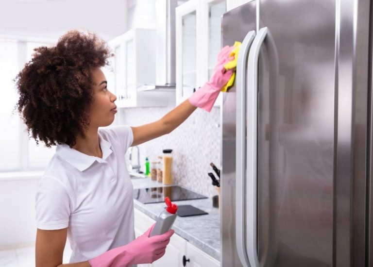 Cách vệ sinh tủ lạnh hết mùi đơn giản, hiệu quả tại nhà