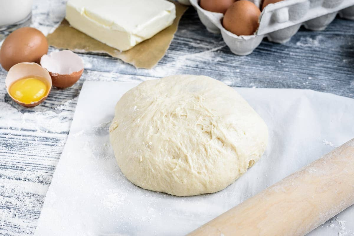 Tạo khối bột trước lúc dàn đế bánh Pizza