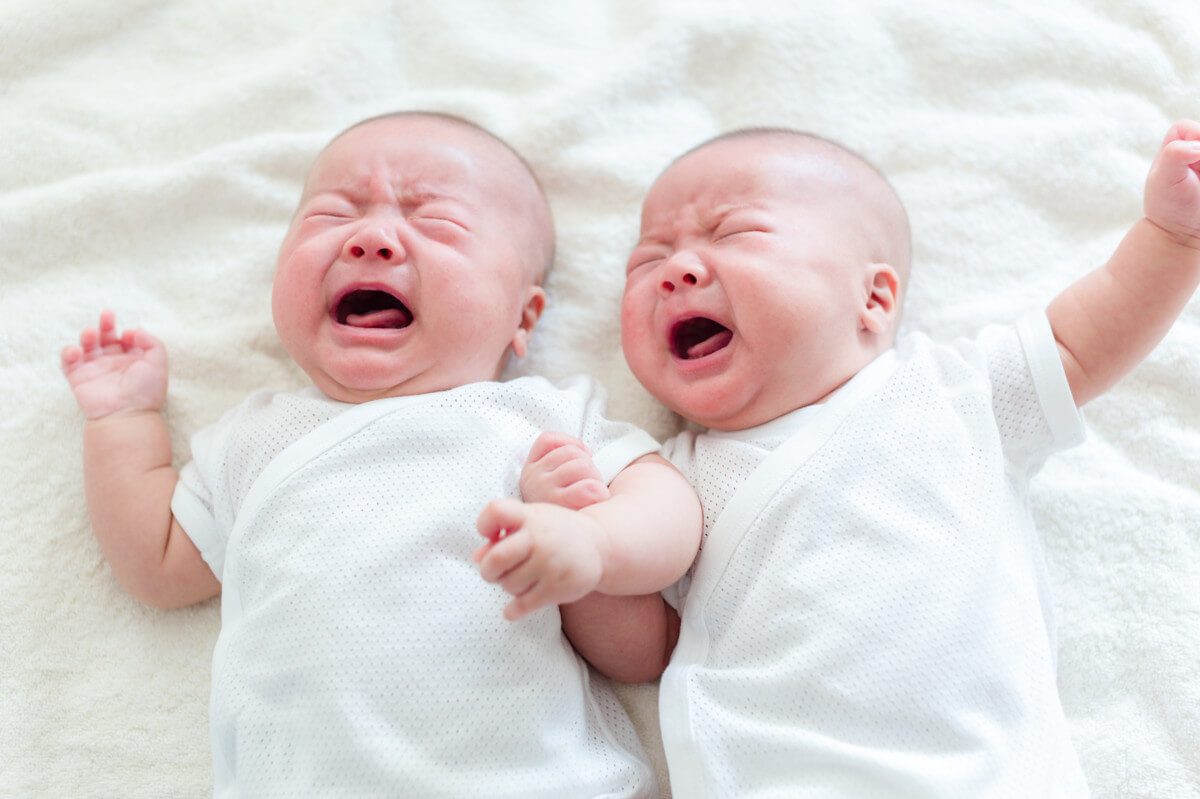 Em bé có thể khóc rất nhiều do mệt mỏi hoặc tìm kiếm sự quan tâm từ bố mẹ