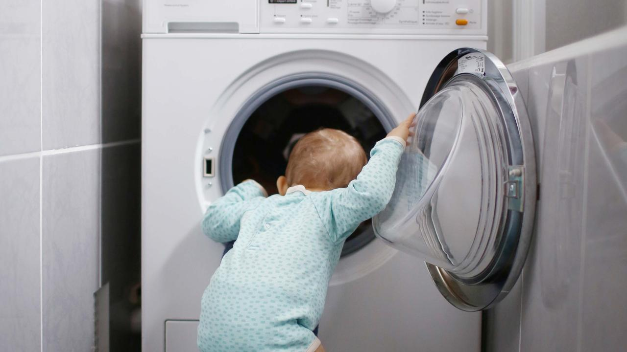 Khi máy được kích hoạt chế độ an dành toàn cho trẻ mà mở nắp quá 10 giây thì sẽ báo lỗi U99 và ngừng toàn bộ chu trình giặt 