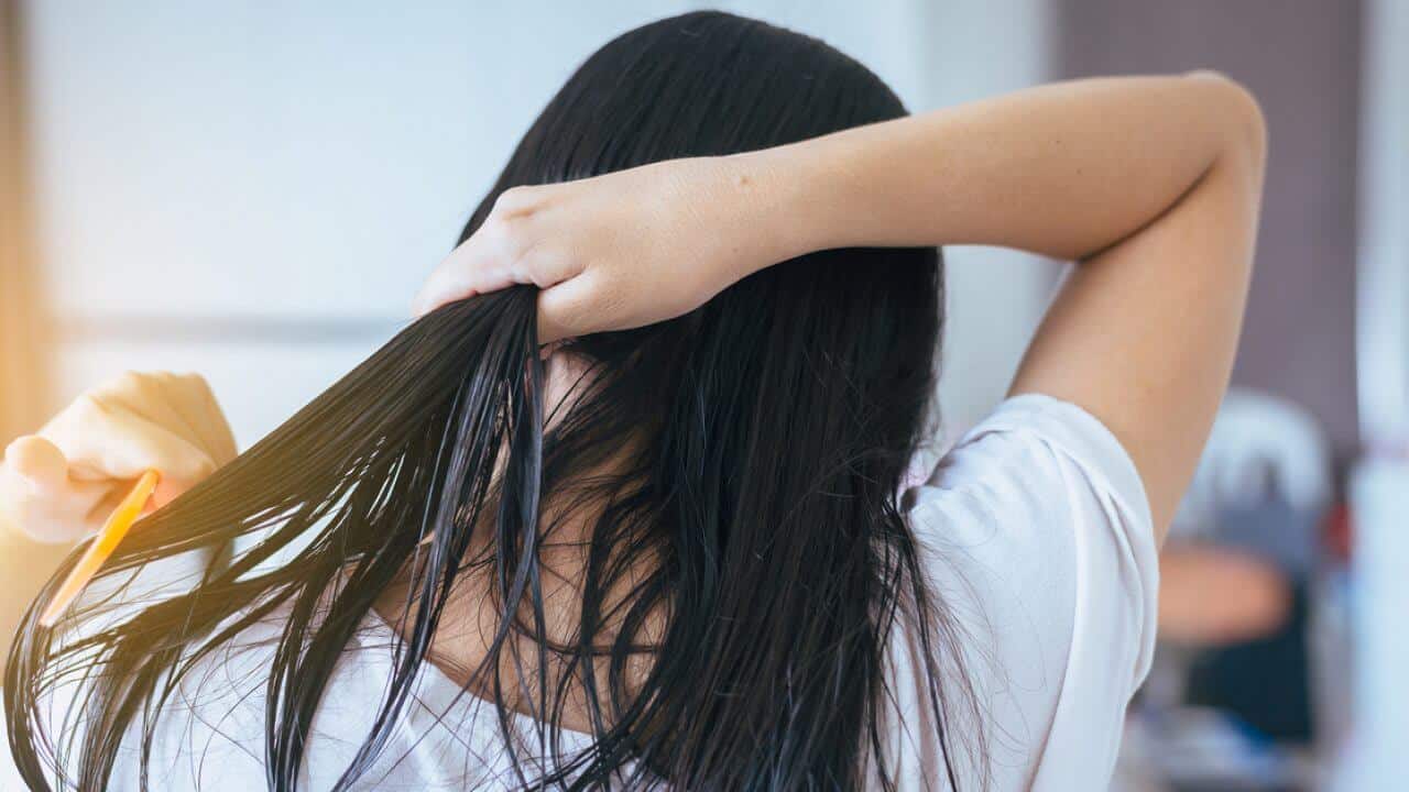 Không để tóc ướt lâu để tránh gây hư tổn mái tóc 