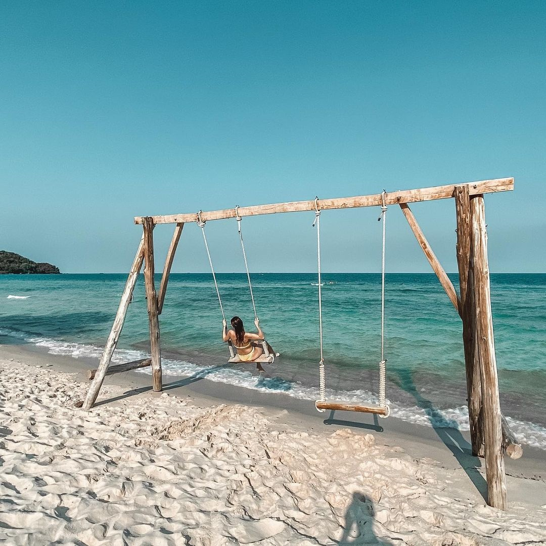 Bãi Trường nổi tiếng với các hoạt động ngoài trời đầy thú vị