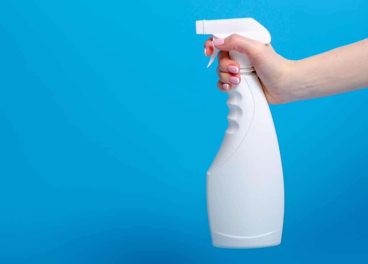 Sử dụng bình xịt để dễ dàng kiểm soát lượng nước khi lau màn hình tivi