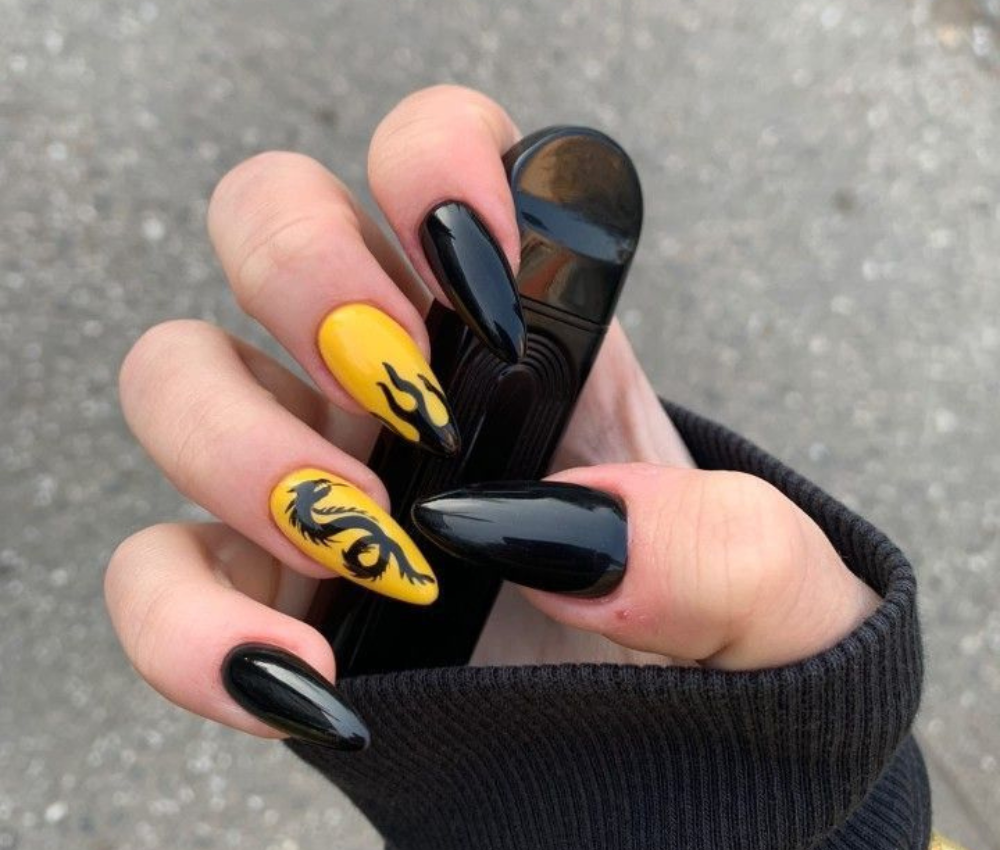 Mẫu nail lửa màu vàng đen chắc chắn là lựa chọn hoàn hảo cho bạn 