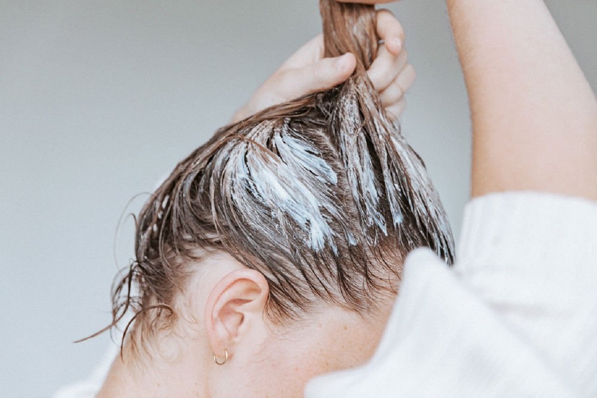 Gội đầu 2 lần giúp tóc chậm bết dính, tránh tình trạng gãy rụng hiệu quả 