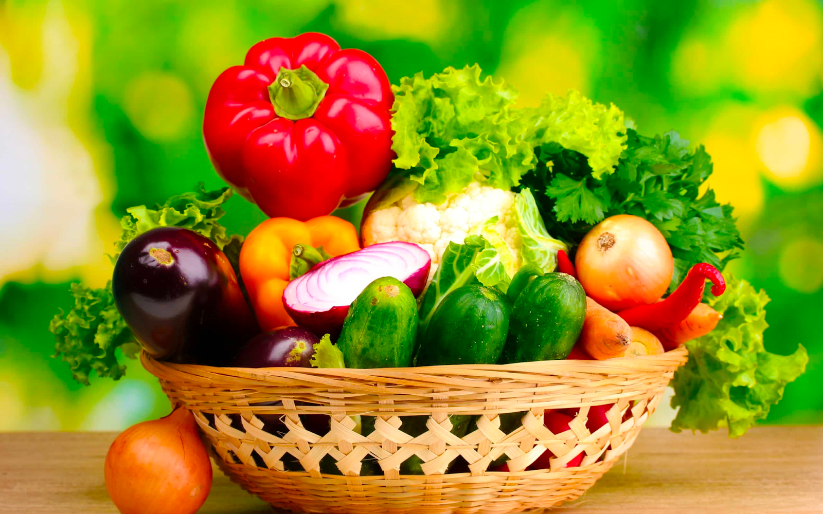 Bạn nên ăn đa dạng rau củ quả có nhiều màu sắc như đỏ, vàng, tím, xanh, cam 