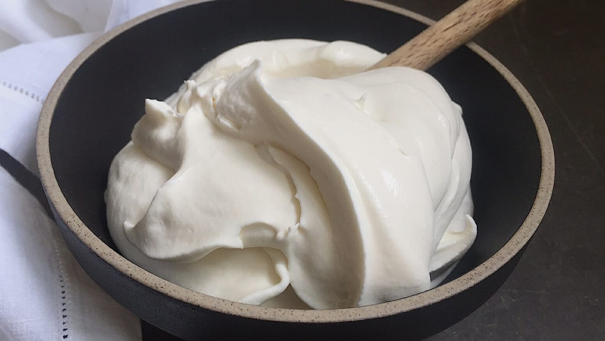 Làm phần kem bằng whipping cream và đường 