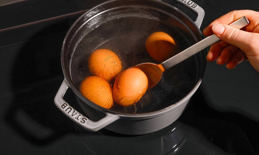 Luộc trứng trong vòng 10-15 phút 