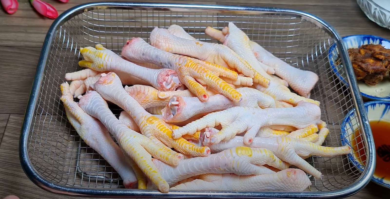 Chuẩn bị nguyên liệu để tiến hành làm món chân gà sốt Thái