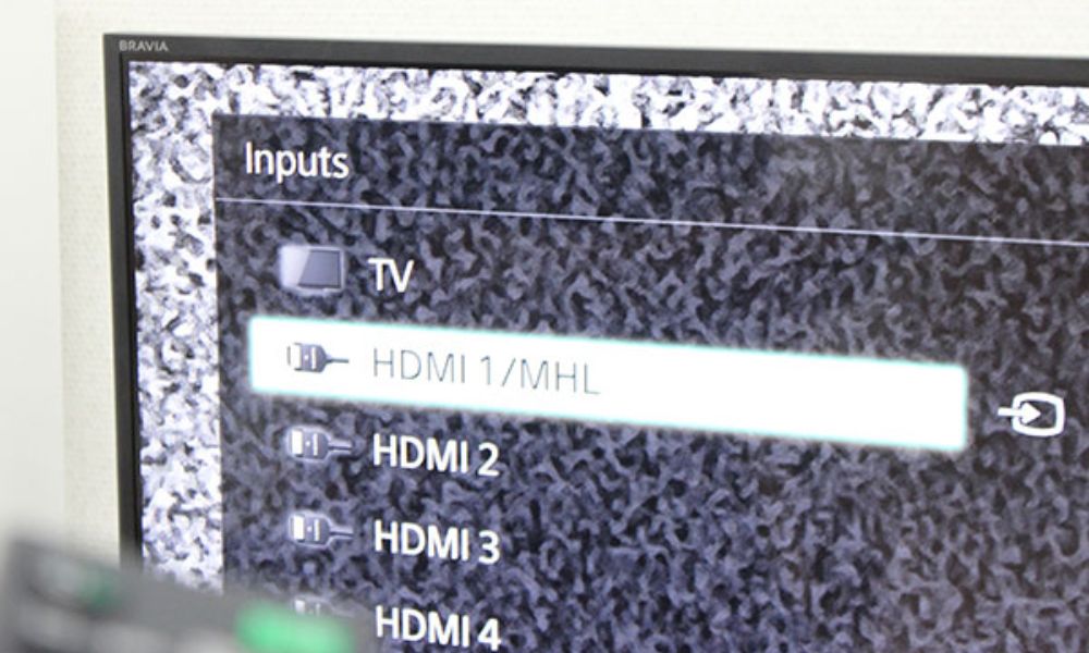 Thao tác chọn thẻ lệnh HDMI trên màn hình TV