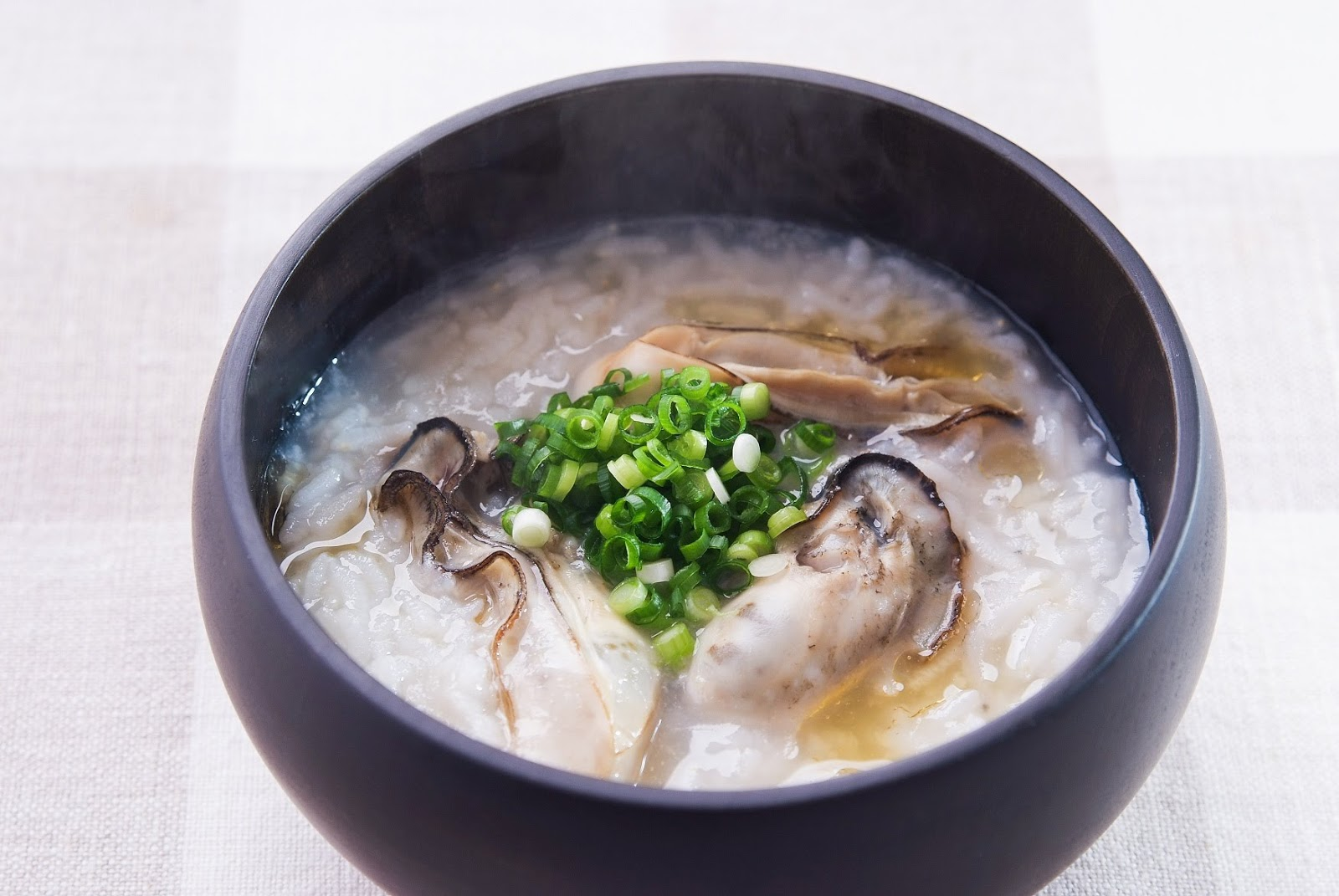 Nấu cháo hàu đậu xanh, nấm rơm dinh dưỡng