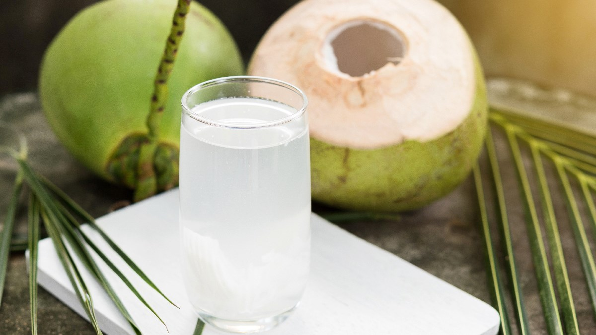 Phần nước dừa bạn có thể dùng để uống hoặc bảo quản ở ngăn mát tủ lạnh