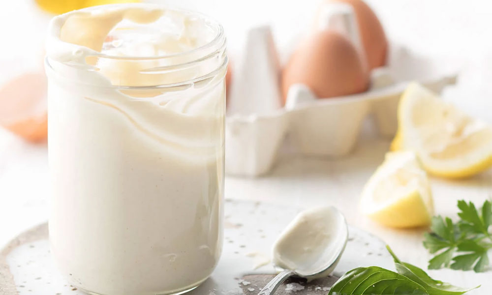 Trứng và mayonnaise tạo nên hỗn hợp nhân béo ngậy cho bánh mì 