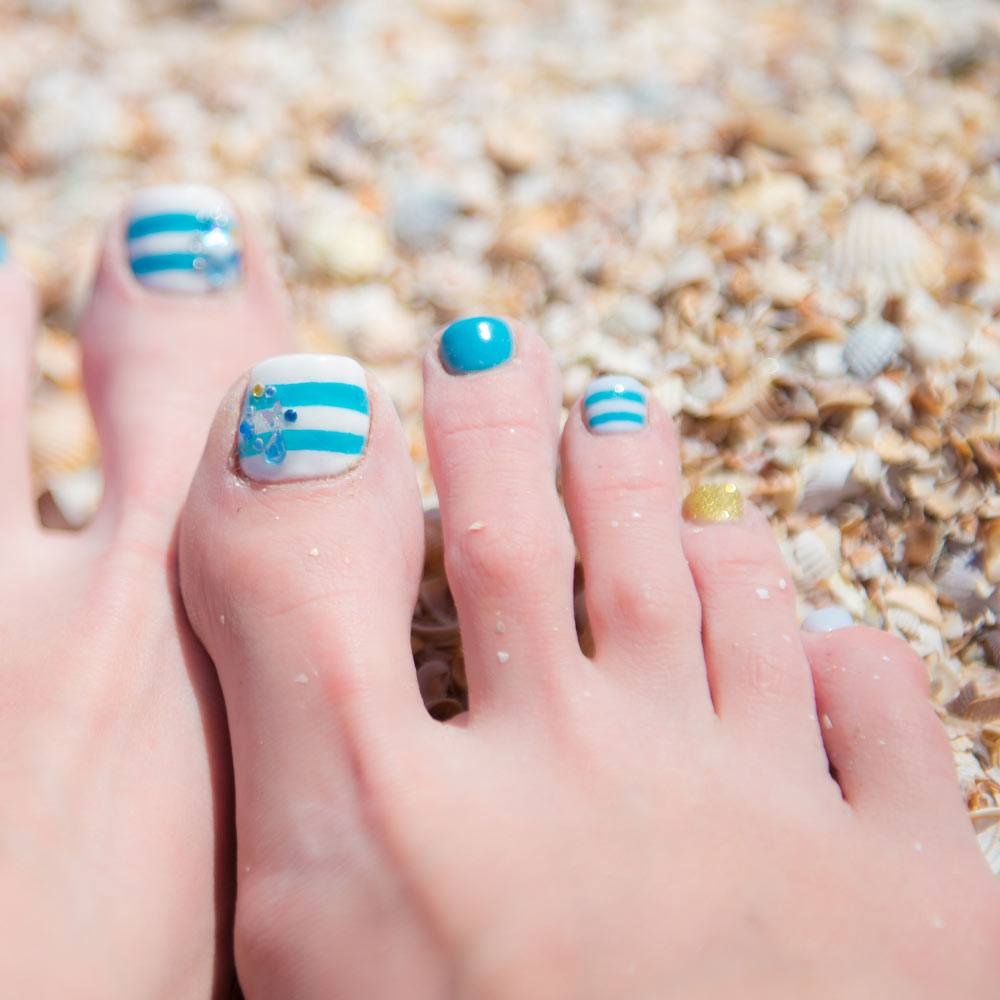 Mẫu vẽ móng chân đi biển với màu xanh dương 