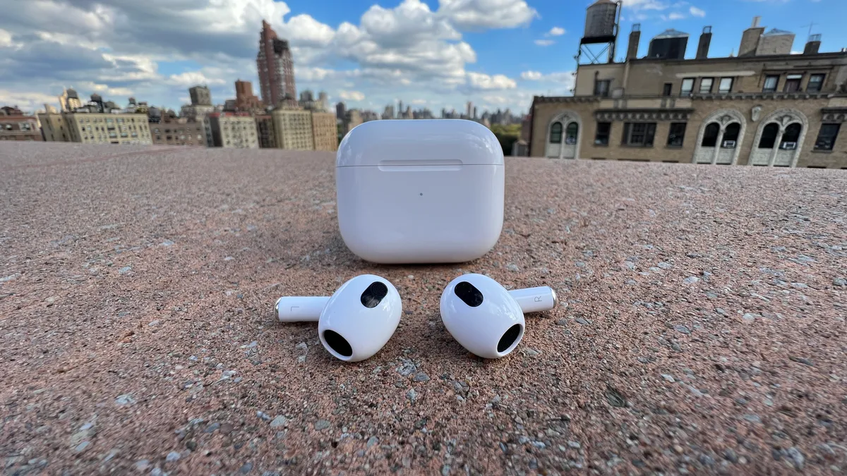 AirPods 3 cải tiến với khả năng kháng nước và mồ hôi