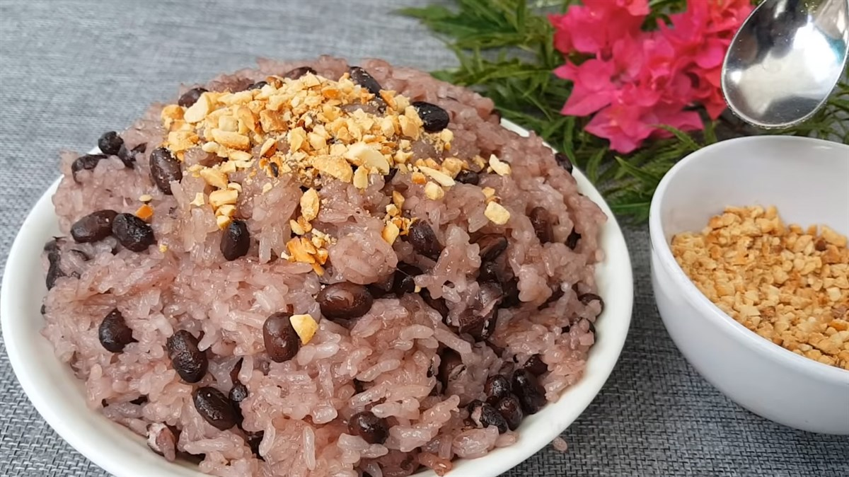 Ăn kèm xôi đậu đen với đậu phộng hoặc dừa khô nạo