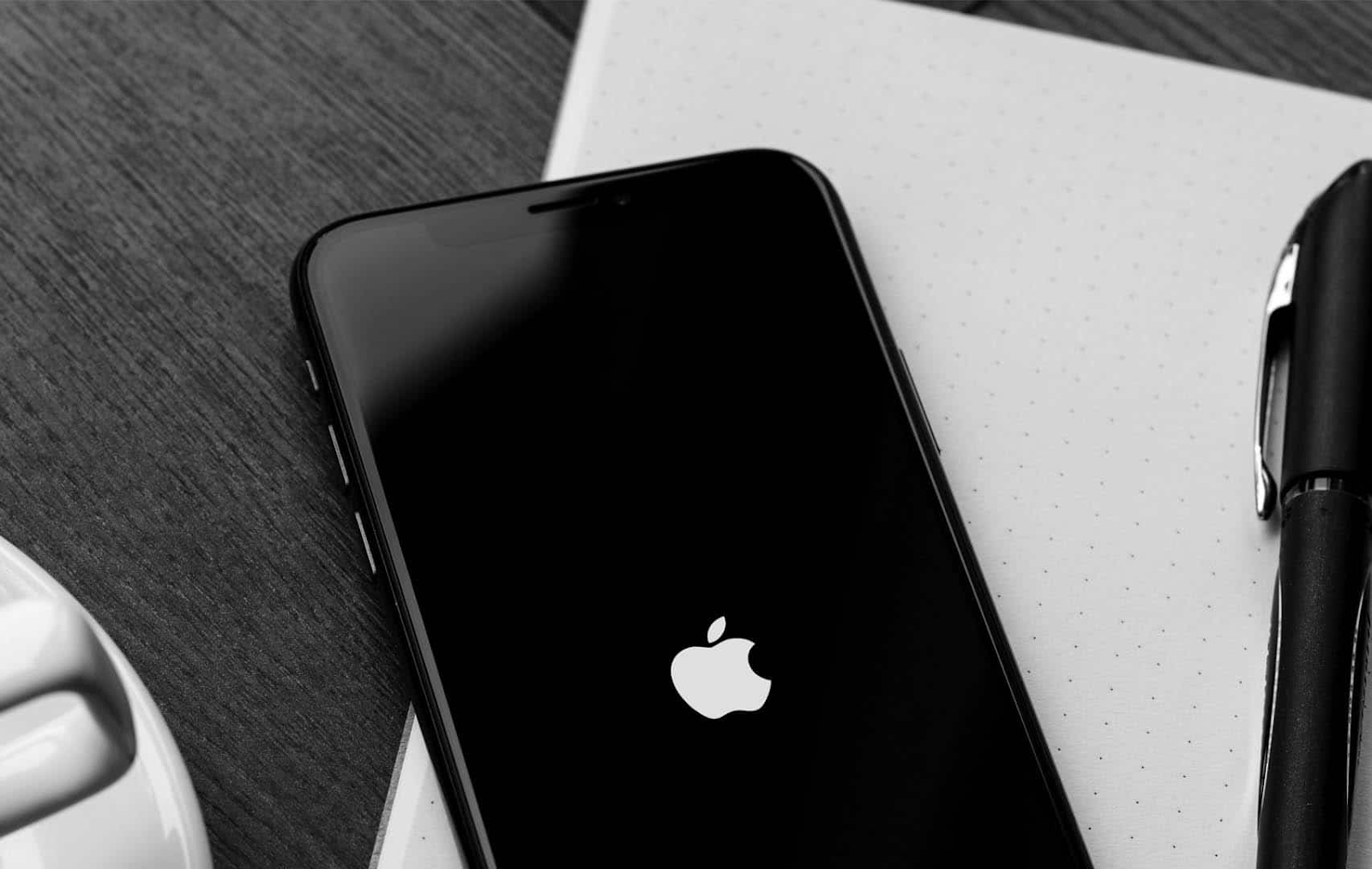 Bạn có thể khởi động lại iPhone bằng phím cứng để xử lý tình trạng loạn cảm ứng