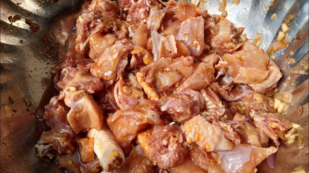 Ướp gà thấm đẫm gia vị trước khi xào sơ trong nồi 