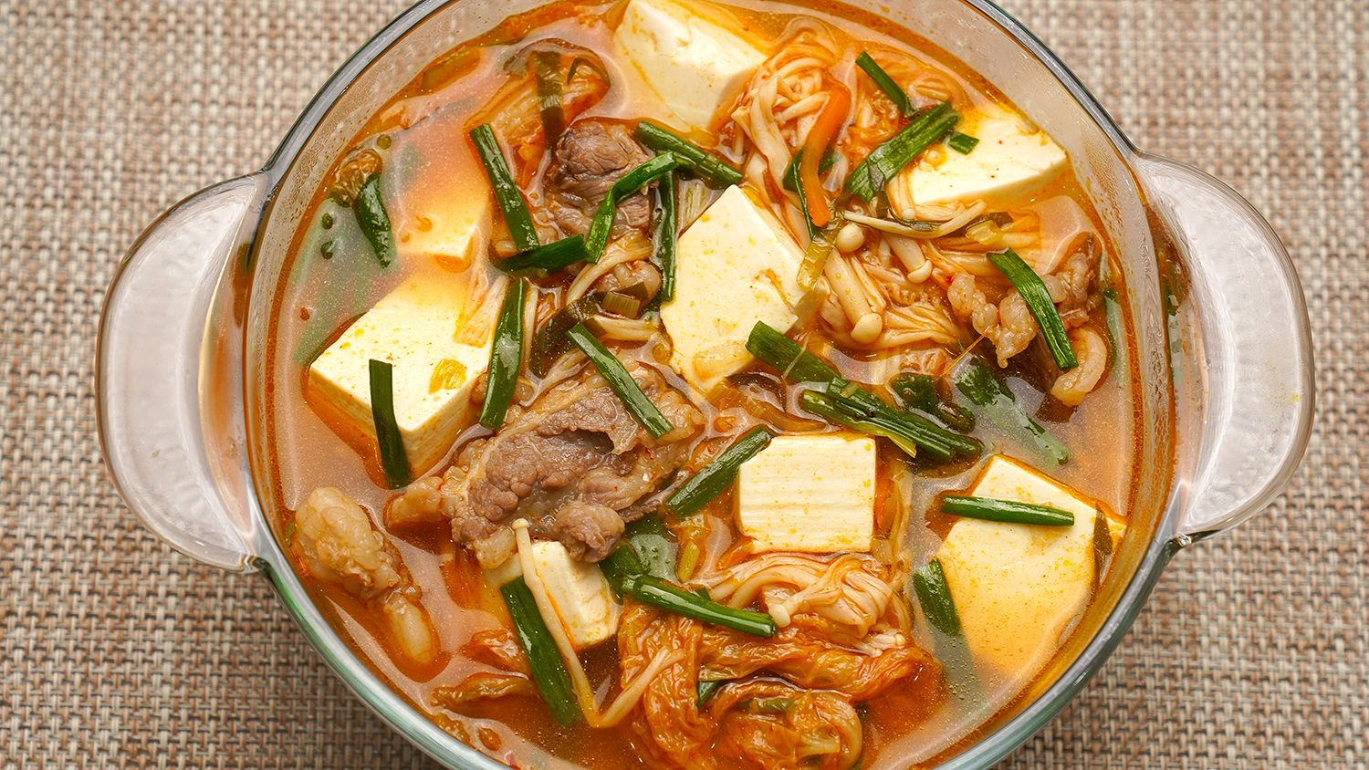 Nồi canh kim chi nóng hổi, thơm ngon