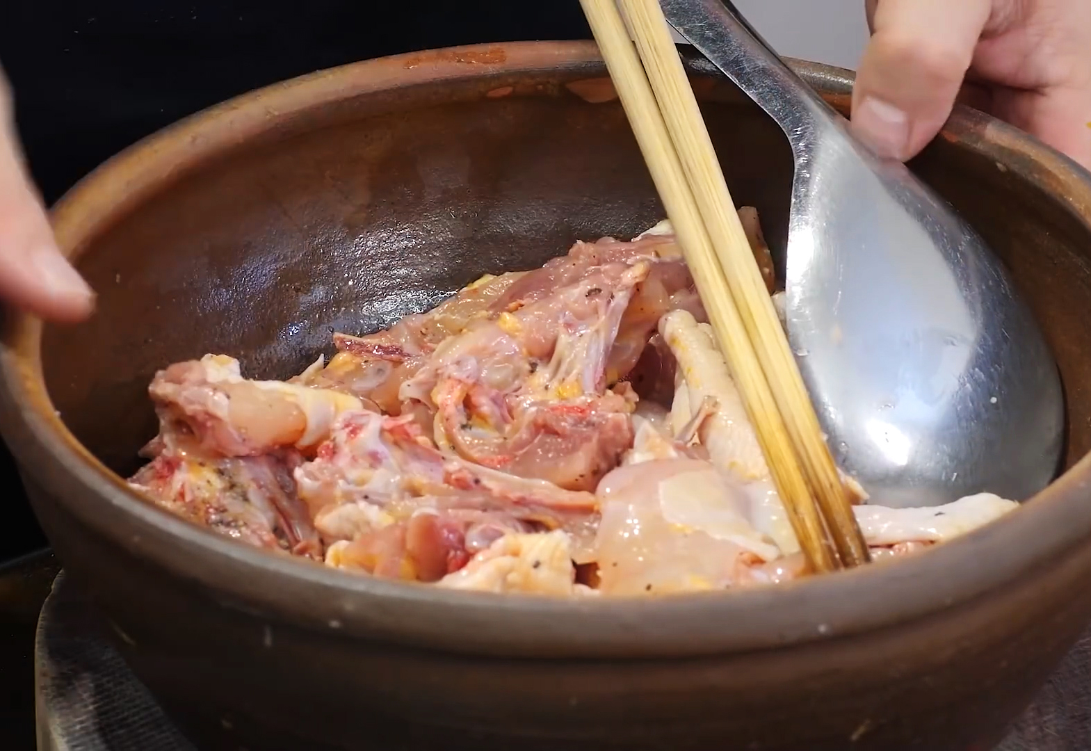 Ướp gà với các loại gia vị quen thuộc 