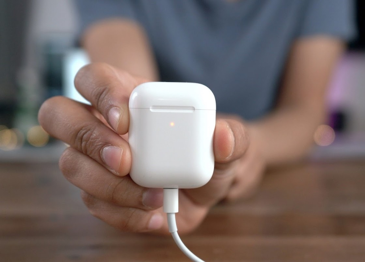 Mất khoảng 2 giờ để sạc đầy hộp sạc AirPods khi hết pin hoàn toàn 