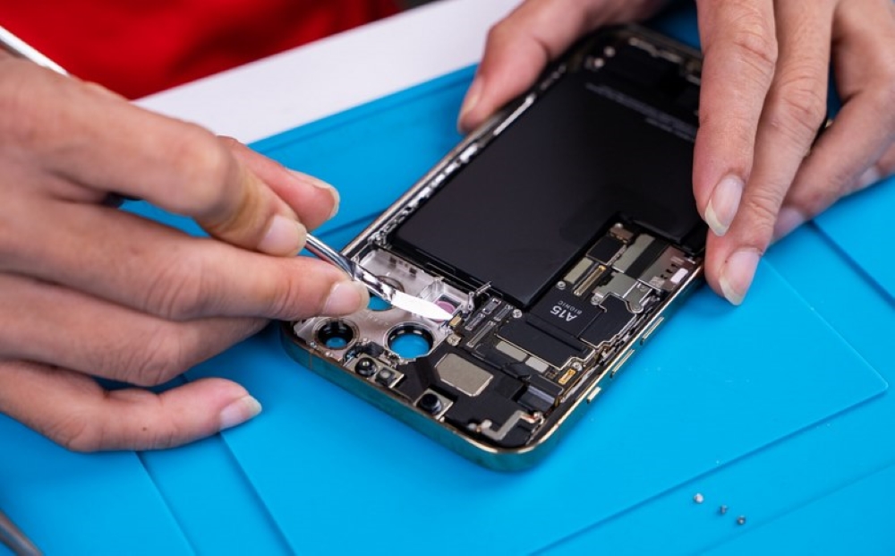 Mang điện thoại iPhone đến trung tâm bảo hành uy tín