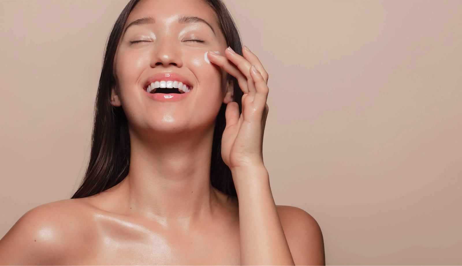 Sử dụng kem dưỡng da hoặc mặt nạ ngủ để giữ ẩm tối ưu cho làn da vào ban đêm