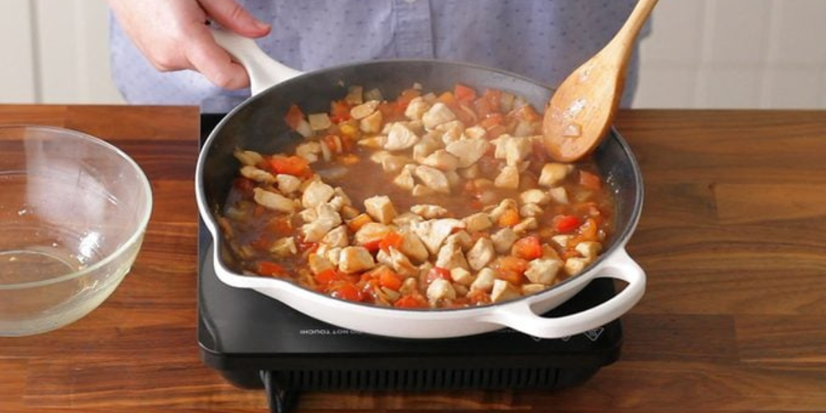 Khi thấy thịt gà đã mềm thì cho khoai lang vào nấu chung 