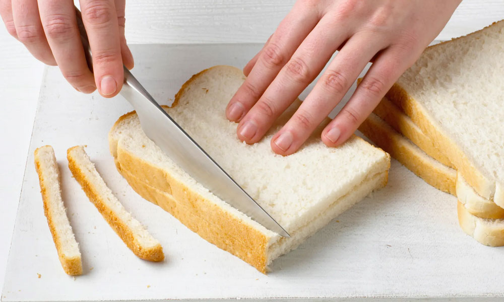 Nếu muốn, bạn có thể cắt đi phần rìa bánh mì