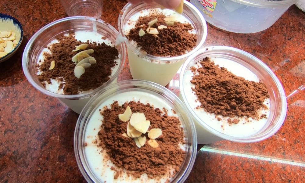 Sinh tố dừa cacao là thức uống rất hấp dẫn bán chạy vào mùa hè