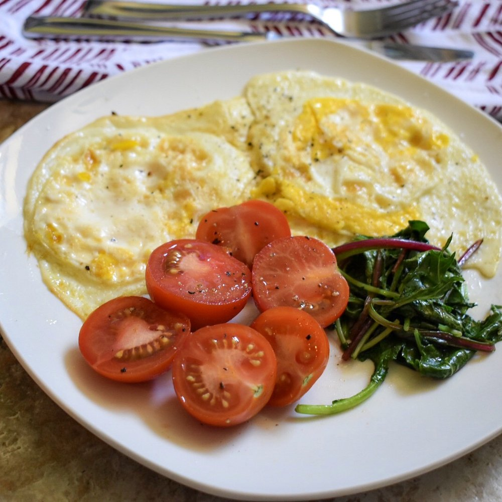 Bữa sáng sủa thơm và ngon với trứng rán và rau củ củ