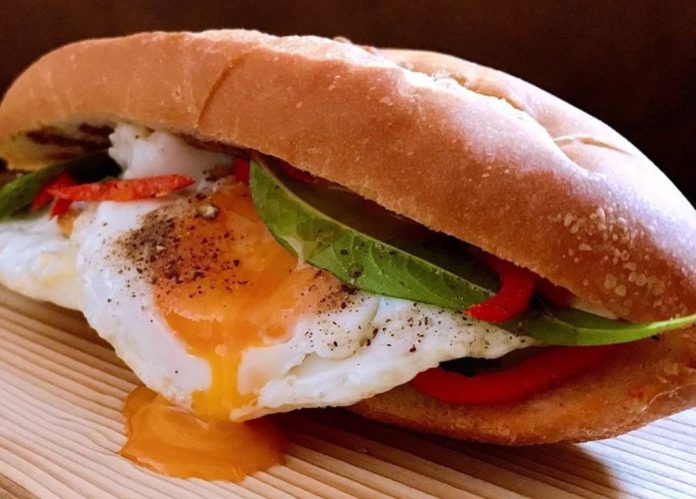 bánh mì trứng bao nhiêu calo