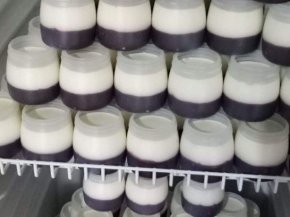 Sữa chua nếp cẩm để trong hũ/hộp đậy nắp bảo quản trong tủ mát