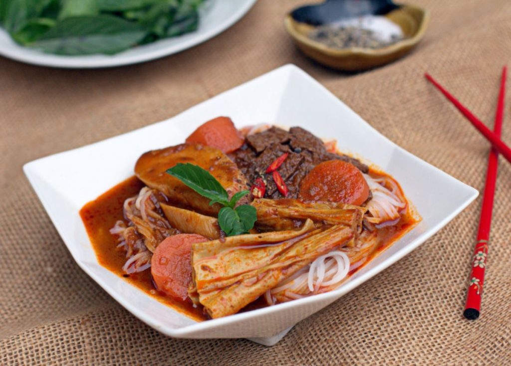 Thưởng thức món bò kho chay nấu từ bò lát chay