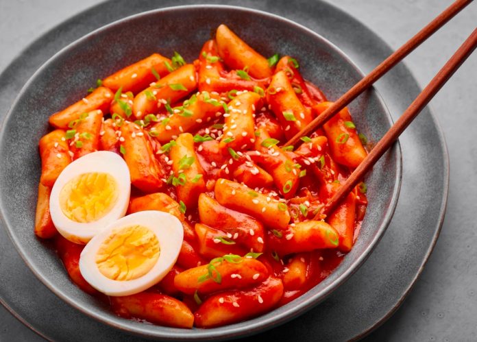 Cách làm tokbokki bằng cơm nguội