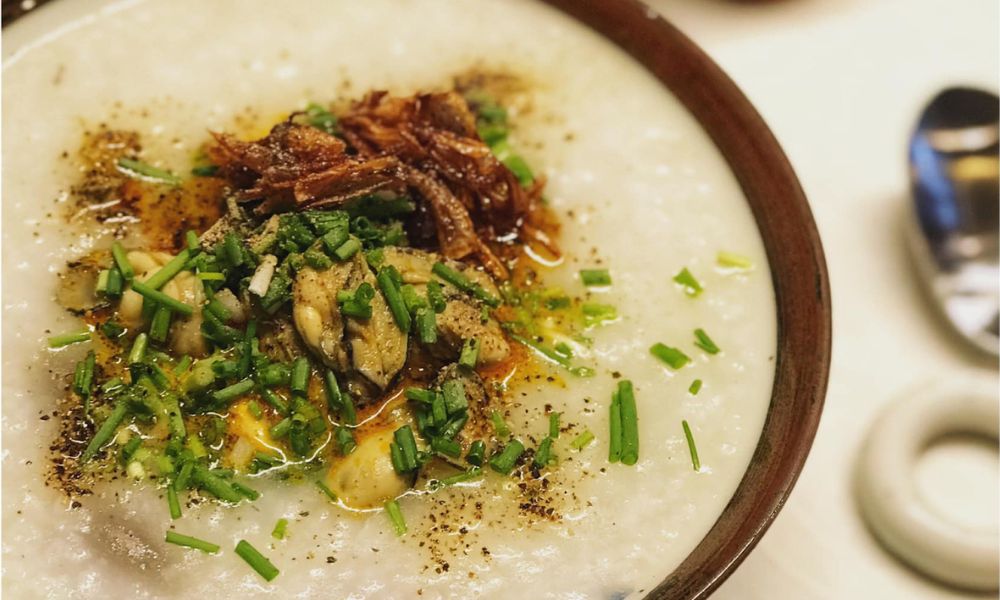 Thưởng thức cháo hàu sữa dinh dưỡng