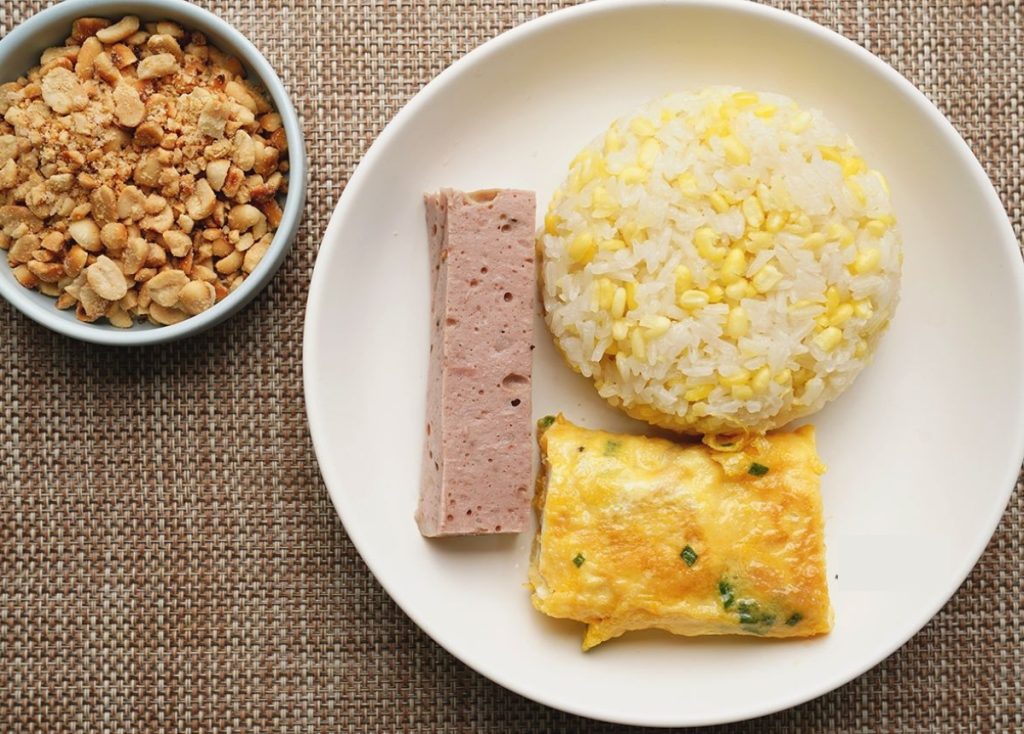 Xôi đậu xanh ăn kèm với chả, trứng chiên, đậu phộng rang là “combo” được nhiều người yêu thích