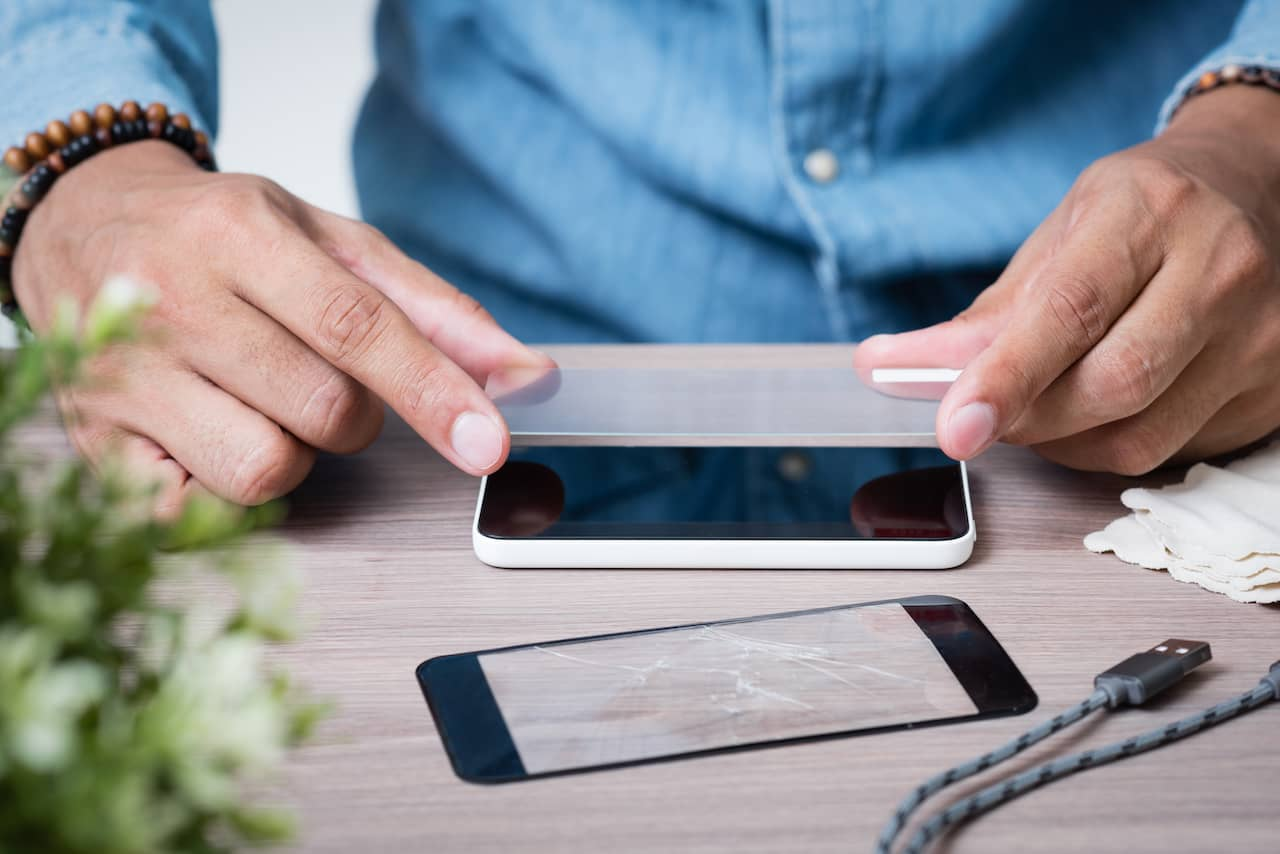 Tháo kính cường lực giúp tránh lỗi iPhone bị loạn cảm ứng