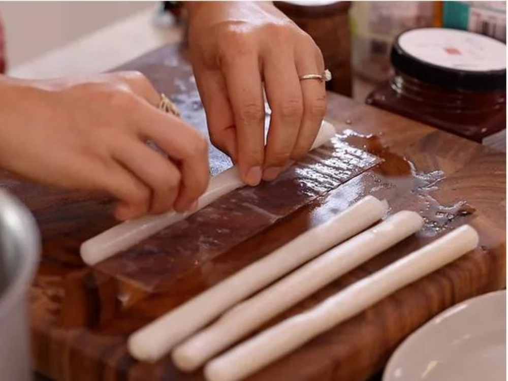 Làm bánh gạo từ bánh tráng đơn giản các bạn nhớ cuộn chặt tay để bánh được dai nhé