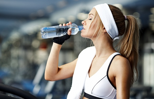 Có thể uống một ít nước lọc khi chạy bộ giảm cân