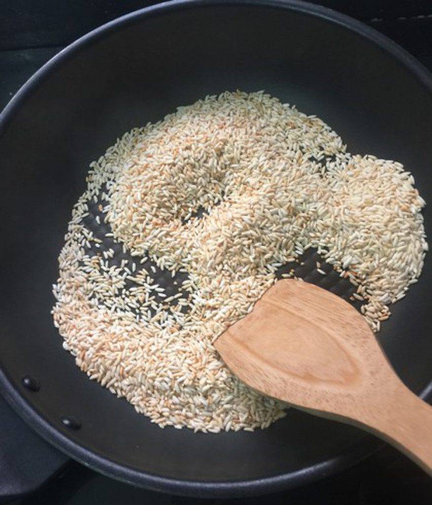 Rang gạo cho tới trong khi thấy gạo săn thịt lại và gửi white color đục thì tắt phòng bếp 