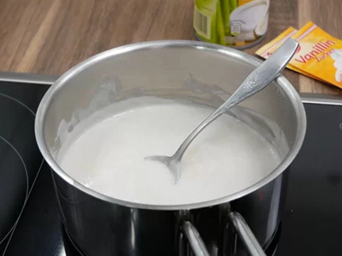 Dùng muỗng hoặc đũa khuấy cho đến khi đường tan