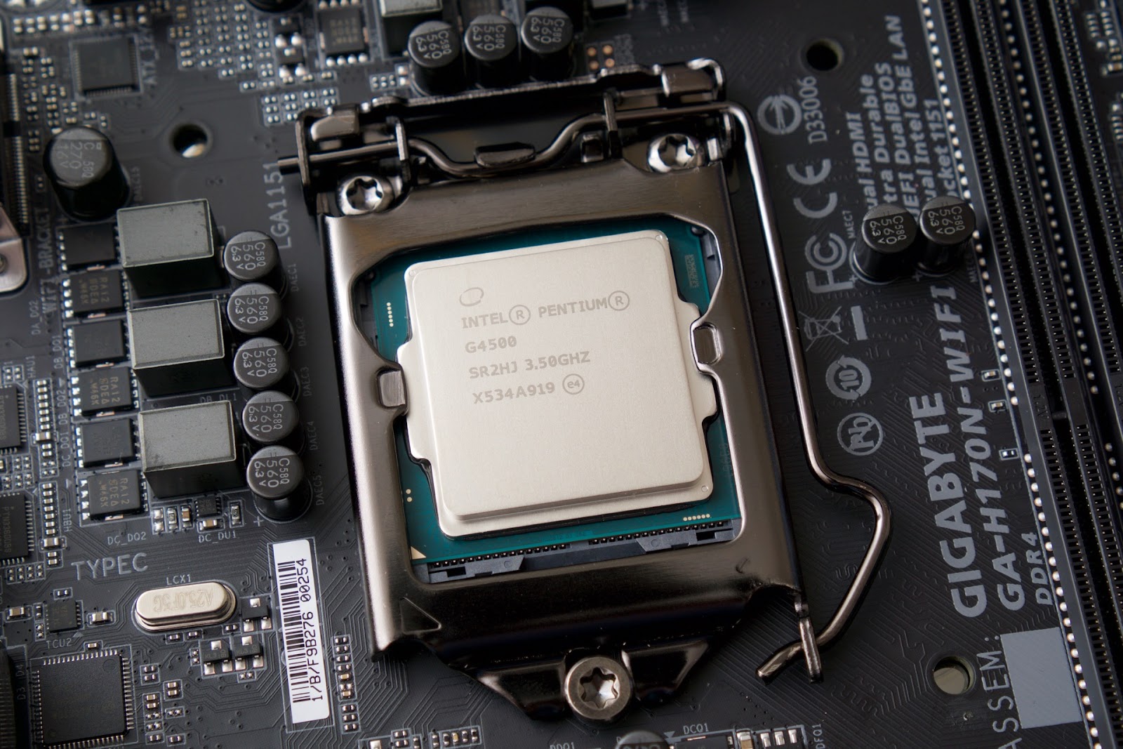 CPU là một bộ phận cần thiết cho hoạt động của máy tính và laptop