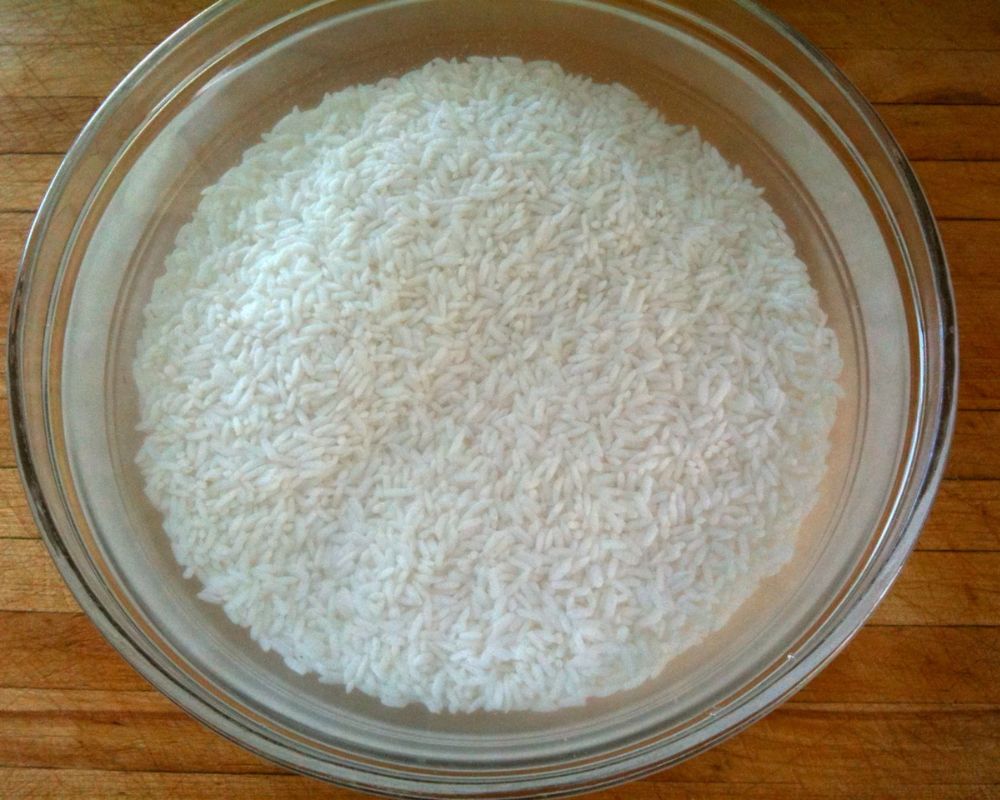 Ngâm gạo nếp trong hai tiếng sẽ giúp xôi bắp được mềm và nhanh chín khi nấu